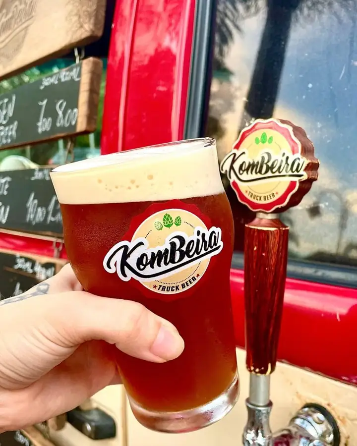 Copo de chopp ao lado da torneira