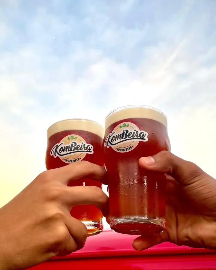 Brinde com chopp ao pôr do sol