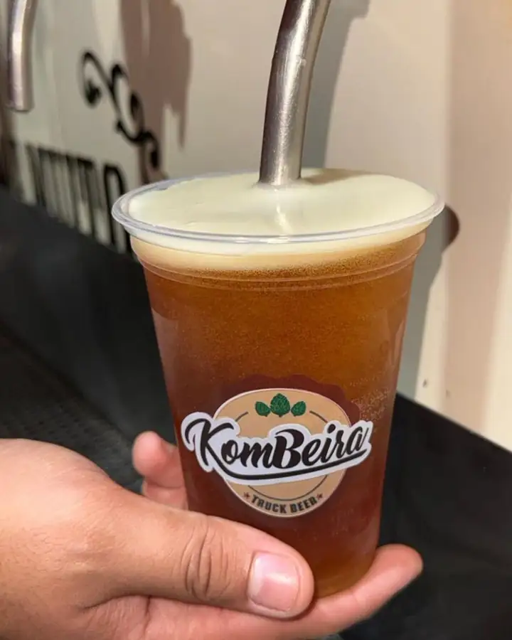 Copo de chopp sendo servido